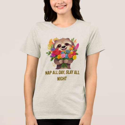 Nap de hele dag Slay de hele nacht - Funny Sloth T Tri-Blend Shirt (Voorkant)