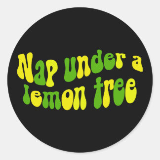 Nap onder een citroenboom ronde sticker