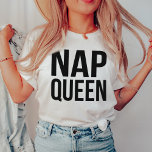 Nap Queen Black & White Quote T-shirt<br><div class="desc">Wie houdt niet van kranen? Show van de status van je dutkoningin in dit superschattige t-shirt. Het ontwerp bevat een punny play op de rap lyric met de "nap koningin" in het moderne zwarte bloklettertype.</div>