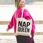 Nap Queen Tote Bag<br><div class="desc">Wie houdt niet van kranen? In het ontwerp staat "nap koningin" in schone zwarte tekst.</div>