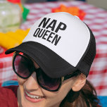 Nap Queen Trucker Pet<br><div class="desc">Hé,  lui meisje. Show van je liefde voor de snooze halverwege de dag met dit strakke ontwerp. Zwarte en witte vrachtwagenchauffeur die een toneelstuk op "Trap Queen" met "Nap Queen" in schone zwarte tekst toont.</div>