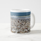 Napels, FL Seashells op de strand Mok (Voorkant rechts)