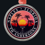 Napels Florida Beach Retro Sunset Palm Tree 80s Metalen Ornament<br><div class="desc">Deze op maat gemaakte Naples Florida Retro 60s Palm Trees Souvenirs. Napels Florida, retro strandsouvenirs. reisontwerp voor zomerliefhebbers. dit retro ontwerp is een geweldig vakantie-, verjaardags- en zomervakantiecadeau-idee. - U kunt de sjabloon personaliseren door een naam van uw stad of locatie, jaar en voeg tekst toe om ze extra speciaal...</div>