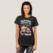 Napng Through The Snow Funny Sloth Candy Cane Xmas T-shirt (Voorkant volledig)
