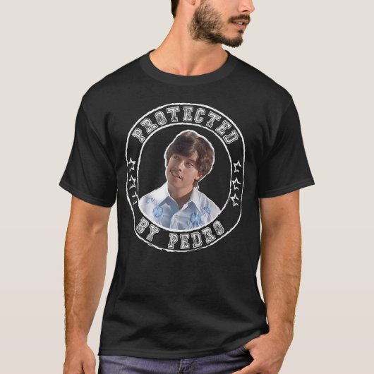 Napoleon Dynamite Beschermd Door Pedro Cirkel Tari T-shirt (Voorkant)