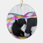 Napping Tuxedo Cat Keramisch Ornament (Links)