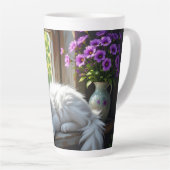 Napping White Cat and Purple Flowers Personalized Latte Mok (Rechterhoek)