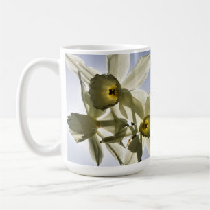 Narcissen die bloeien met een lente blauwe lucht koffiemok