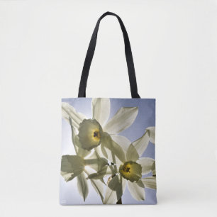 Narcissen die bloeien met een lente blauwe lucht tote bag