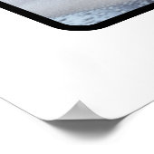 Narcissen en geschenken op een sneeuwrijke venster poster (Hoek)