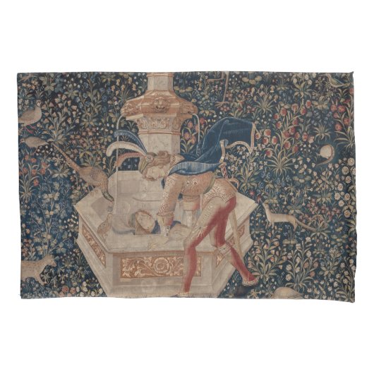 Narcissus at the Well, Medieval Tapestry Kussensloop (Voorkant)
