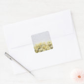Narcissus bloemen tegen getextureerd papier vierkante sticker (Envelop)