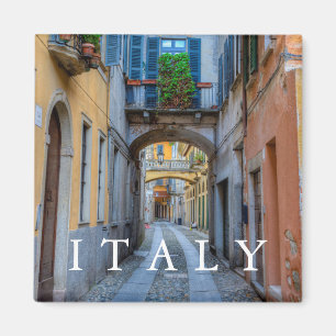 Narrow city street, Italy Magneet