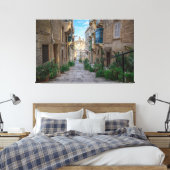 Narrow street in Malta Canvas Afdruk (Insitu (Slaapkamer))