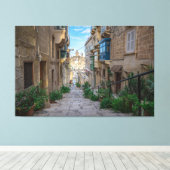 Narrow street in Malta Canvas Afdruk (Insitu (Houten vloer))