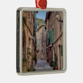 Narrow street in Valldemossa, Mallorca Metalen Ornament (Rechts)