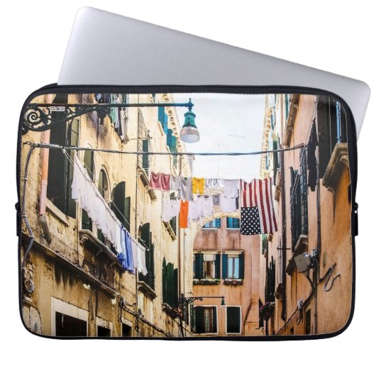 Narrow street in Venice Laptop Sleeve (Voorkant)