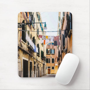 Narrow street in Venice Muismat