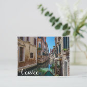 Narrow street met kanaal in Briefkaart van Venetië (Staand voorkant)