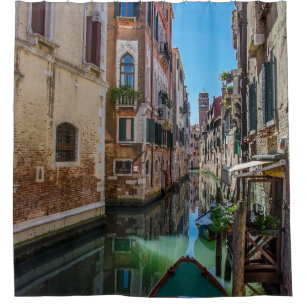 Narrow street met kanaal in Venetië Douchegordijn