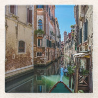 Narrow street met kanaal in Venetië