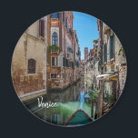 Narrow street met kanaal in Venetië Magneet<br><div class="desc">Schilderen van smal kanaal met oude kleurrijke huizen in Venetië, Italië. Traditionele gondola in het Venetiaanse waterkanaal. Narrow canal street met kleurrijke gebouwen en boten in Venetië.</div>