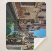 Narrow street met kanaal in Venetië Sherpa Deken (Voorkant)