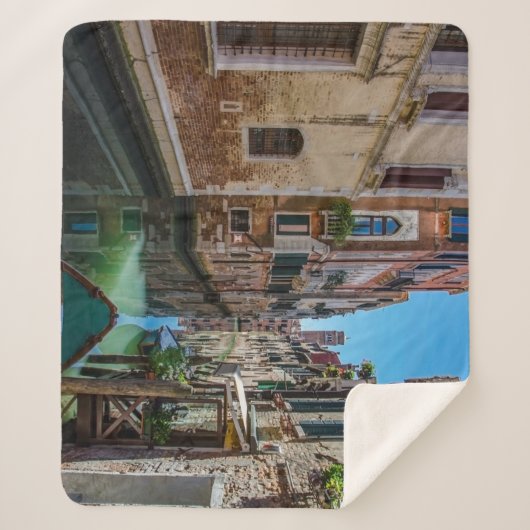 Narrow street met kanaal in Venetië Sherpa Deken (Voorkant)