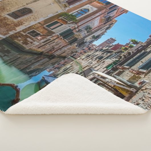 Narrow street met kanaal in Venetië Sherpa Deken (3/4)