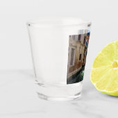 Narrow street met kanaal in Venetië Shot Glas (Links)