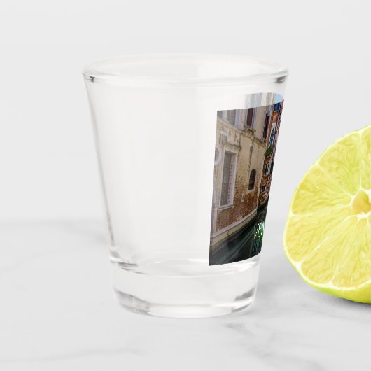 Narrow street met kanaal in Venetië Shot Glas (Links)