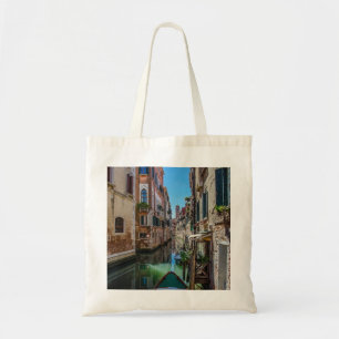 Narrow street met kanaal in Venetië Tote Bag