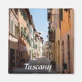 Narrow street met oude gevels in het toscaanse dor magneet (Voorkant)