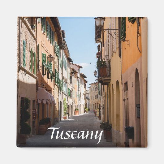 Narrow street met oude gevels in het toscaanse dor magneet (Voorkant)