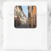 Narrow street met oude gevels in het toscaanse dor vierkante sticker (Tas)