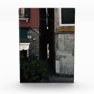 Narrow venetian alleyway (2024) fotoblokken