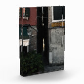 Narrow venetian alleyway (2024) fotoblokken (Links)