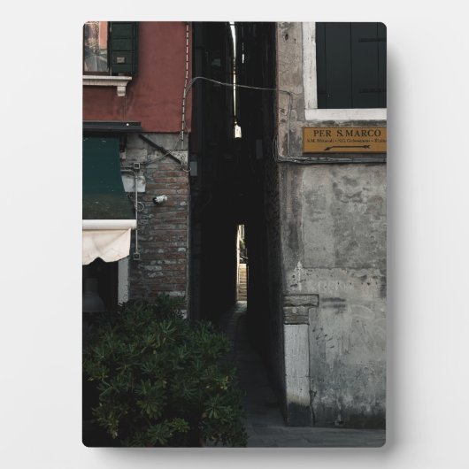 Narrow venetian alleyway (2024) fotoplaat (voorkant)