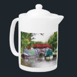 NARROWBOATS THEEPOT<br><div class="desc">Kanaalboten, in het Verenigd Koninkrijk bekend als narrowboten, werden oorspronkelijk gebruikt om goederen door het land te vervoeren. Ze worden nu voornamelijk gebruikt voor vrijetijdsbesteding en trekken mensen uit de hele wereld aan om van ons platteland te genieten. Deze boten zien er erg uit met hun bruine huiden, traditioneel blauw,...</div>
