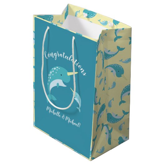 Narwhal-Baby shower Medium Cadeauzakje (Achterkant Gekanteld)