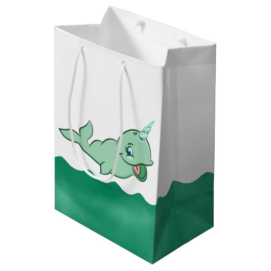 Narwhal Green | Cute Mint Chibi Cartoon Zee Party Medium Cadeauzakje (Voorkant Gekanteld)