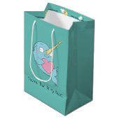 Narwhal Hugging Heart Valentijn's Day Gift Bag Medium Cadeauzakje (Voorkant Gekanteld)