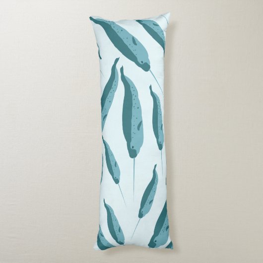 Narwhal in Blue Ocean Pattern Lichaamskussen (Achterkant (Verticaal))