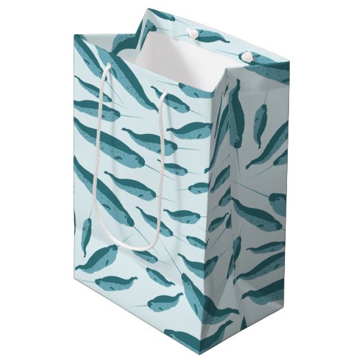 Narwhal in Blue Ocean Pattern Medium Cadeauzakje (Voorkant Gekanteld)