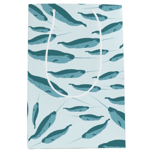 Narwhal in Blue Ocean Pattern Medium Cadeauzakje (Voorkant)