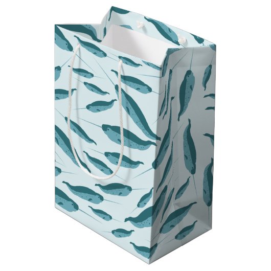 Narwhal in Blue Ocean Pattern Medium Cadeauzakje (Achterkant Gekanteld)