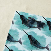 Narwhal op Turquoise Waterverf Hart Gepersonalisee Strandlaken (In situ)