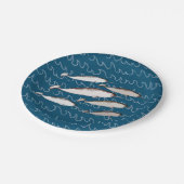 Narwhals Swim Waves Draaiende Patroonwalvis Blauw Papieren Bordje (Gekanteld)