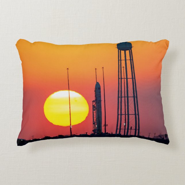 NASA Antares Rocket Sunrise Launch Decoratief Kussen (Voorkant)