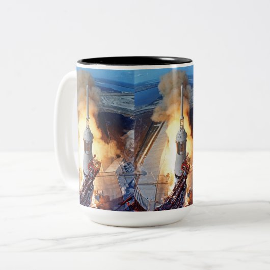 NASA Apollo 11 Moon Landing Rocket Launch Tweekleurige Koffiemok (Voorkant links)